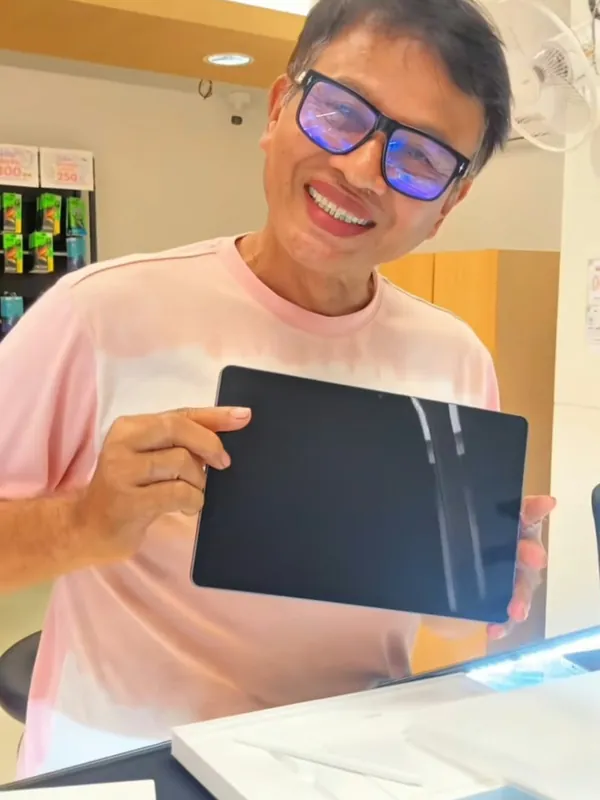 ลูกค้ารับเครื่องที่ร้านถูกใจไอที